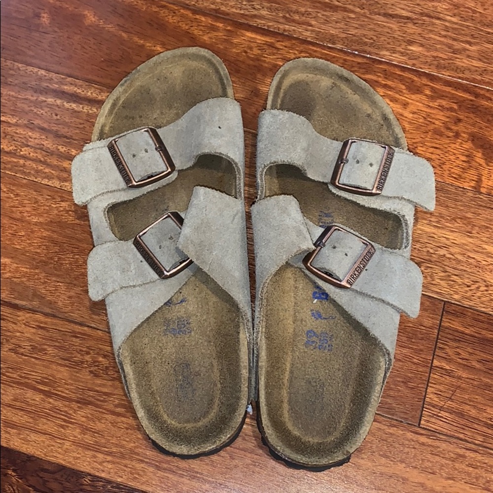 Tan, suede Arizona Birkenstock’s, soft footbed